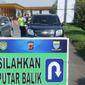 Petugas gabungan melakukan penyekatan kendaraan yanh masuk ke Kota Bandung di Gerbang Tol Pasteur, Kamis (6/5/2021). Penyekatan  dilakukan untuk mengantisipasi warga yang nekat mudik selama pelaksanaan larangan mudik 6-17 Mei 2021. (Liputan6.com/Huyogo Simbolon)