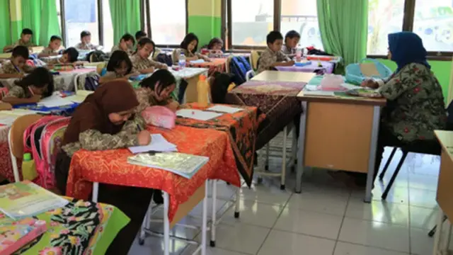 Ilustrasi kegiatan belajar mengajar di sekolah
