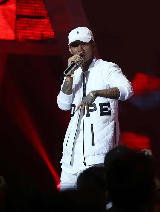 Sebelum akhirnya dikawal turun dari panggung, Young Lex sempat melemparkan kembali botol air mineral tersebut. Kata-kata kasar pun tak lagi terhindarkan dari mulut Young Lex. (Nurwahyunan/Bintang.com)