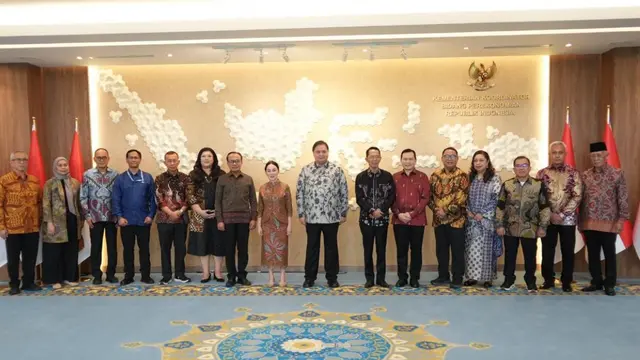 Menteri Koordinator (Menko) Bidang Perekonomian Airlangga Hartarto selaku Ketua Dewan Kawasan Perdagangan Bebas dan Pelabuhan Bebas Batam melantik Anggota/Deputi BP Batam pada Jumat, (13/3/2026). (Foto: ekon.go.id)