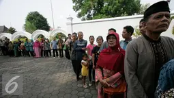Warga mengentre untuk bisa bersalaman dengan Sultan HB X, Yogyakarta, Senin (11/7). Ribuan orang diperkirakan akan menghadiri acara Open House tersebut. (Liputan6.com/Boy Harjanto)