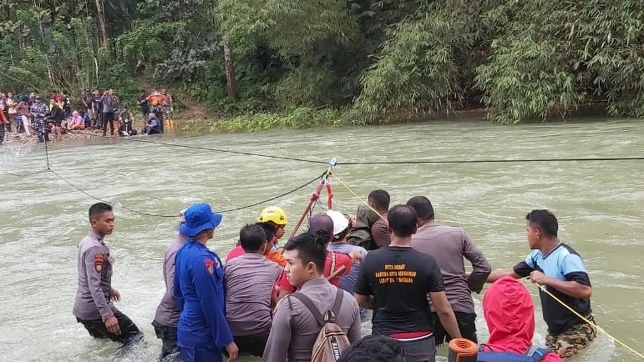 Evakuasi penjelajah di wilayah Konawe Utara, Senin (6/7/2020).(Liputan6.com/Ahmad Akbar Fua)