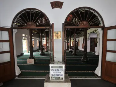 Tampak pintu utama Masjid Hidayatullah di Setiabudi, Jakarta, Senin (28/5). Masjid ini merupakan salah satu masjid tertua di Jakarta yang didirikan 1747 di atas tanah yang diwakafkan saudagar bernama Muhammad Yusuf. (Merdeka.com/Iqbal S Nugroho)