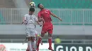 Duel pemain Bahrain U-23, Mohamed Marhoon (kanan) dengan pemain Korea Utara U-23, Kang Kuk Chol pada laga PSSI Anniversary Cup 2018 di Stadion Pakansari, Bogor, (03/5/2018). Bahrain menang 4-1. (Bola.com/Nick Hanoatubun)
