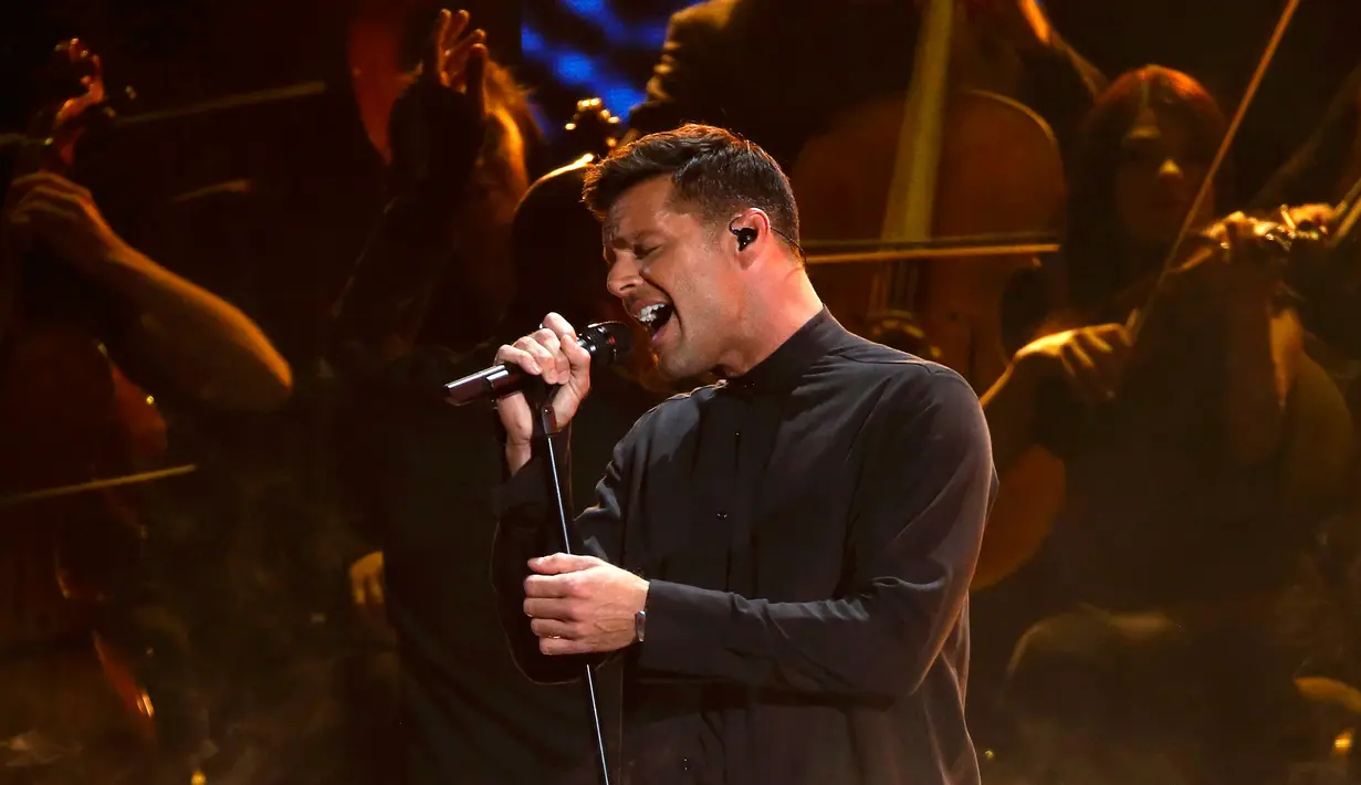 Penampilan penyanyi Ricky Martin di atas panggung Latin Grammy Awards 2015 di Las Vegas, Kamis (19/11). (REUTERS/Mario Anzuoni)