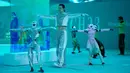 Robot humanoid dan model-model ikut serta dalam MACH33: Physical AI Fashion Show dari Galaxy Corporation di Seoul, Korea Selatan, Kamis 28 Mei 2026. (AP Photo/Ahn Young-joon)