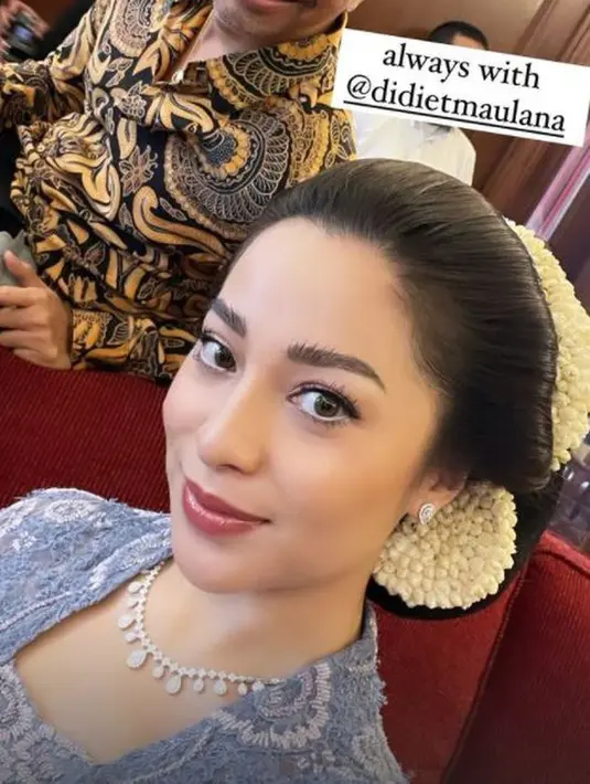 Kebaya yang digunakan adalah rancangan Didiet Maulana yang juga merancang kebaya pernikahan Nikita Willy beberapa waktu lalu.