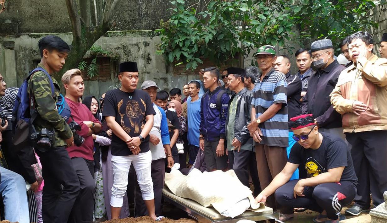 FOTO: Kesedihan Sule dan Rizky Febian Antar Kepergian Lina ...
