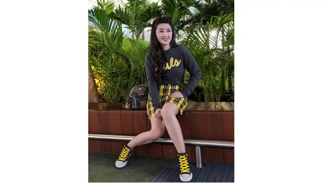 7 Gaya Modis Fitri Carlina Saat Di Bandara, Tampil Kece dan Mempesona