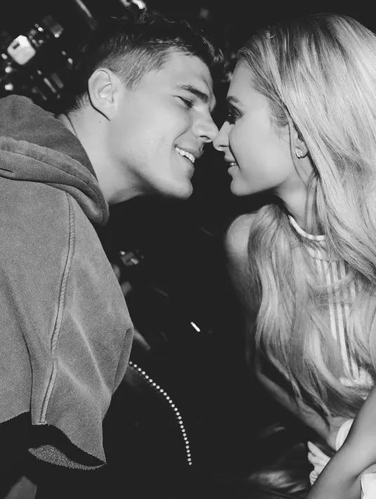 "Aku tak pernah merasa senang, aman, dan dicintai. Ia sangat sempurna untukku dalam segala cara dan ia menunjukkan bahwa cerita dongeng itu nyata!," lanjutnya. (instagram/parishilton)