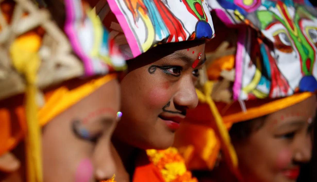 Sejumlah bocah berhias dan mengenakan busana meniru dewa-dewi dalam ajaran Hindu di perayaan Gaijatra Festival atau Festival Sapi di Kathmandu, Nepal, Jumat (19/8). Festival ini digelar untuk meminta keselamatan dan kedamaian. (REUTERS/ Navesh Chitrakar)