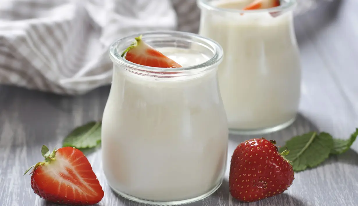 Yogurt polos mengandung hanya 100 kalori dan memberikan dosis kalsium untuk pembentuk tulang. Tapi satu cangkir kecil yogurt dengan tambahan buah dan lain-lain akan memberikan tambahan 150 kalori dan 26 gram gula. (Istimewa)