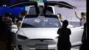 Orang-orang mengunjungi stan Tesla di area ekshibisi komprehensif Pameran Perdagangan Jasa Internasional China (China International Fair for Trade in Services/CIFTIS) 2020 di Beijing, ibu kota China, pada 8 September 2020. CIFTIS 2020 akan berakhir pada 9 September. (Xinhua/Li Muzi)