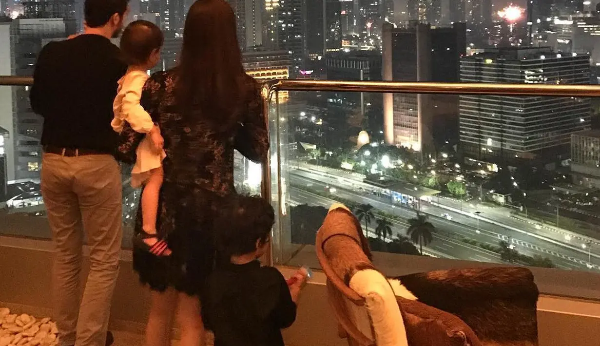 "Happy 4th anniv @aialbar ✨ it’s been an interesting journey (Selamat hari jadi keempat. Ini merupakan perjalanan yang menarik)," tulis Ranata sebagai keterangan foto. (Instagram/renata711)