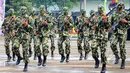 Prajurit Marinir TNI AL bersiap melakukan atraksi di Markas Marinir Cilandak, Jakarta Selatan, Kamis (2/4/2015). Antraksi tersebut untuk pemberian gelar Warga Kehormatan Marinir kepada KSAL Laksamana Ade Supandi. (Liputan6.com/Yoppy Renato)