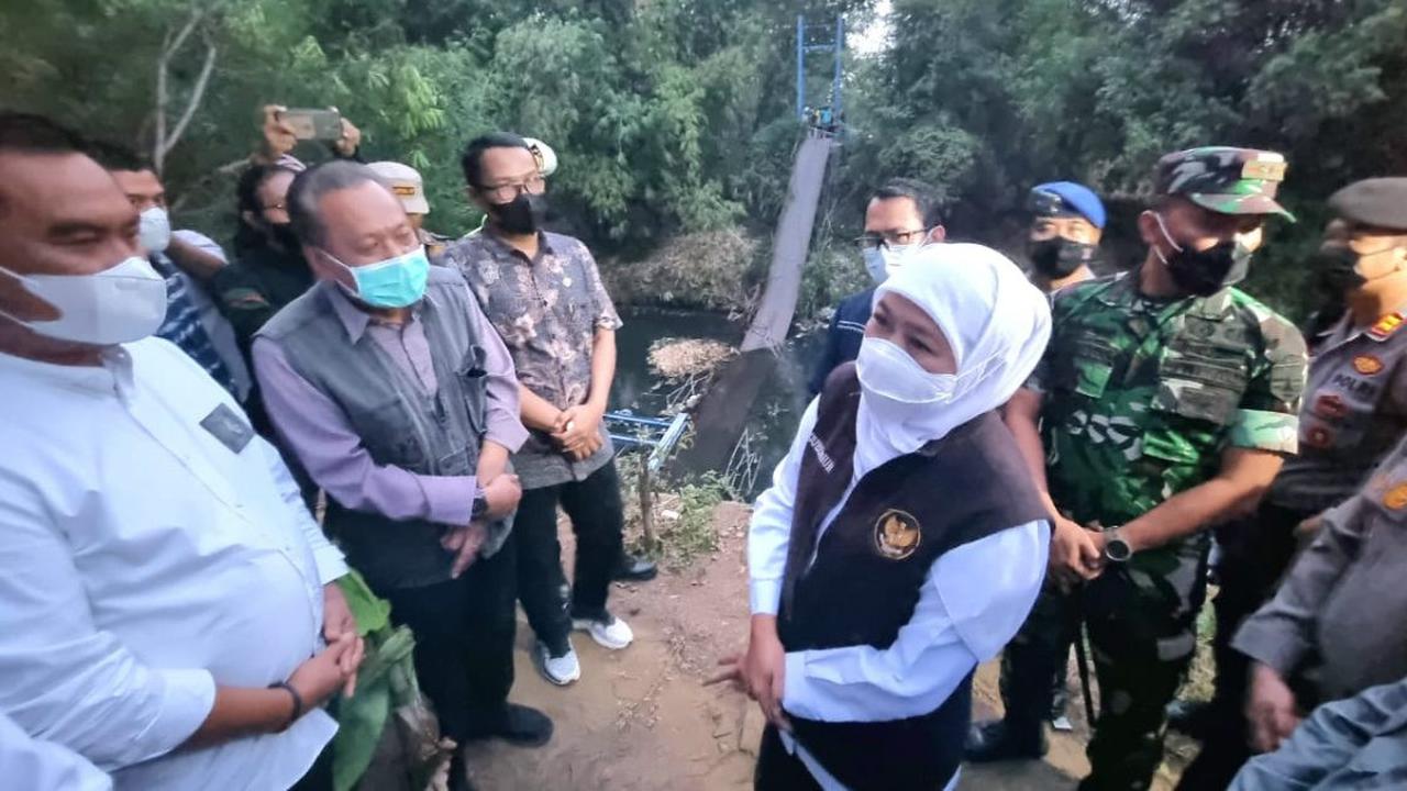Gubernur Jawa Timur Khofifah Indar Parawansa meninjau langsung jembatan gantung yang ambruk  di Probolinggo (Istimewa)