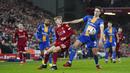 Pemain Liverpool, Jake Cain, berebut bola dengan pemain Shrewsbury Town, David Edwards, pada laga Piala FA di Stadion Anfield pada Rabu (5/2/2020). Pasukan muda Liverpool menang tipis 1-0 atas Shrewsbury Town. (AP/Jon Super)