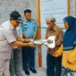 Pasangan suami istri di Kabupaten Kuansing menerima rumah buatan narapidana di Lapas Teluk Kuantan. (Liputan6.com/M Syukur)