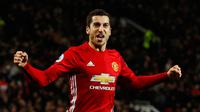 Gelandang MU, Henrikh Mkhitaryan melakukan selebrasi usai mencetak gol ke gawang Sunderland pada pertandingan Liga Inggris di Old Trafford, (26/12).MU menang atas Sunderland dengan skror 3-1. (Reuters/Phil Noble)