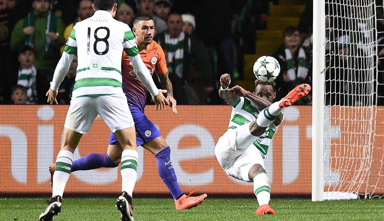 Penyerang Cetic, Moussa Dembele (kanan) melakukan tembakan kearah gawang Manchester City  pada laga Grup C Liga Champion di Celtic Park stadium, Glasgow, Kamis (29/9/2016)dini hari WIB. (AFP/Oli Scarf)
