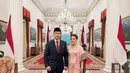 Iparnya, Aliya Rajasa juga mengenakan kebaya warna yang sama, namun dalam model kerah square neck. Penampilannya juga dilengkapi songket sebagai bawahan dan selendang.  [@ruby_26].