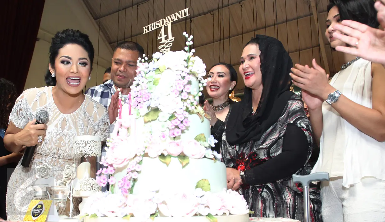 Penyanyi Krisdayanti bersama keluarga besarnya saat merayakan ulang tahunnya di kawasan SCBD, Jakarta, Kamis (24/03/2016). Krisdayanti merayakan ulang tahunnya yang ke 41 tahun pada 24 Maret. (Liputan6.com/Herman Zakharia)