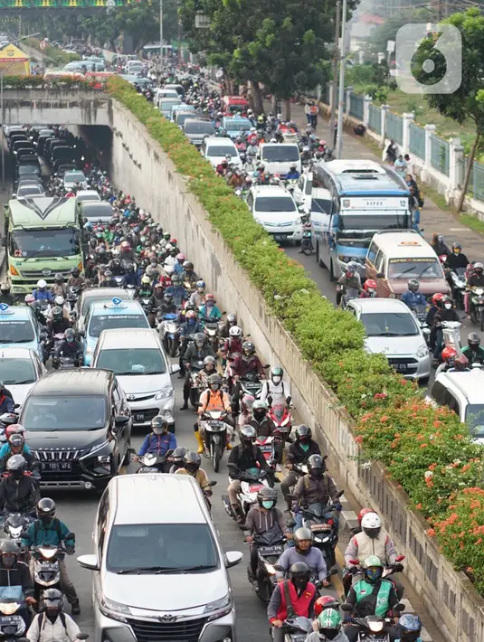 Kendaraan terjebak kemacetan saat melintas di Jalan Raya Pasar Minggu, Jakarta, Rabu (10/6/2020). Tingginya volume kendaraan serta adanya proyek pembangunan flyover menyebabkan kemacetan parah di kawasan tersebut, meskipun saat ini masih dalam status transisi PSBB. (Liputan6.com/Immanuel Antonius)