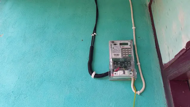 Meteran listrik yang sudah terpasang di salah satu rumah di Desa Ujir, Kecamatan Pulau-Pulau Aru, Kabupaten Kepulauan Aru, Maluku.