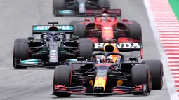 Verstappen terus memimpin balapan setelah kembali dimulai pada lap ke-11. Driver asal Belanda itu bahkan mengungguli Hamilton sekitar 1,5 detik pada lap ke-19. (Foto: AFP/Lluis Gene)