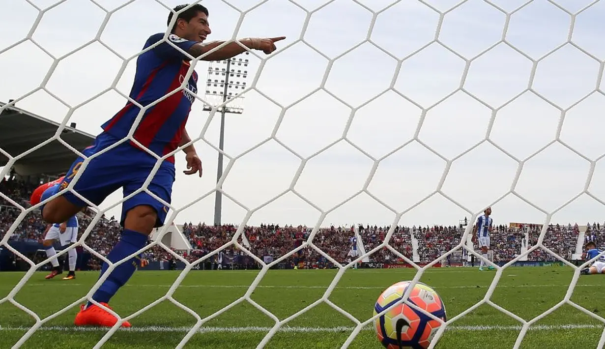 Ekspresi pemain Barcelona, Luis Suarez, setelah mencetak gol kedua ke gawang Leganes pada laga lanjutan La Liga 2016-2017, di Estadio Municipal de Butarque, Sabtu (17/9/2016). (Reuters/Sergio Perez)