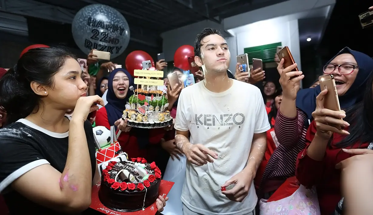 Kejutan ulang tahun untuk Rizky Nazar di lokasi syuting sinetron Sodrun Merayu Tuhan di kawasan Bogor, Jawa Barat, berlangsung dengan meriah. Para fansnya pun kompak hadir demi sang idola. (Bambang E.Ros/Bintang.com)