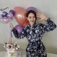 Kerap nampak manis disetiap penampilan, ia juga mengenakan dress lengan panjang warna ungu hitam. (@shinhs831)