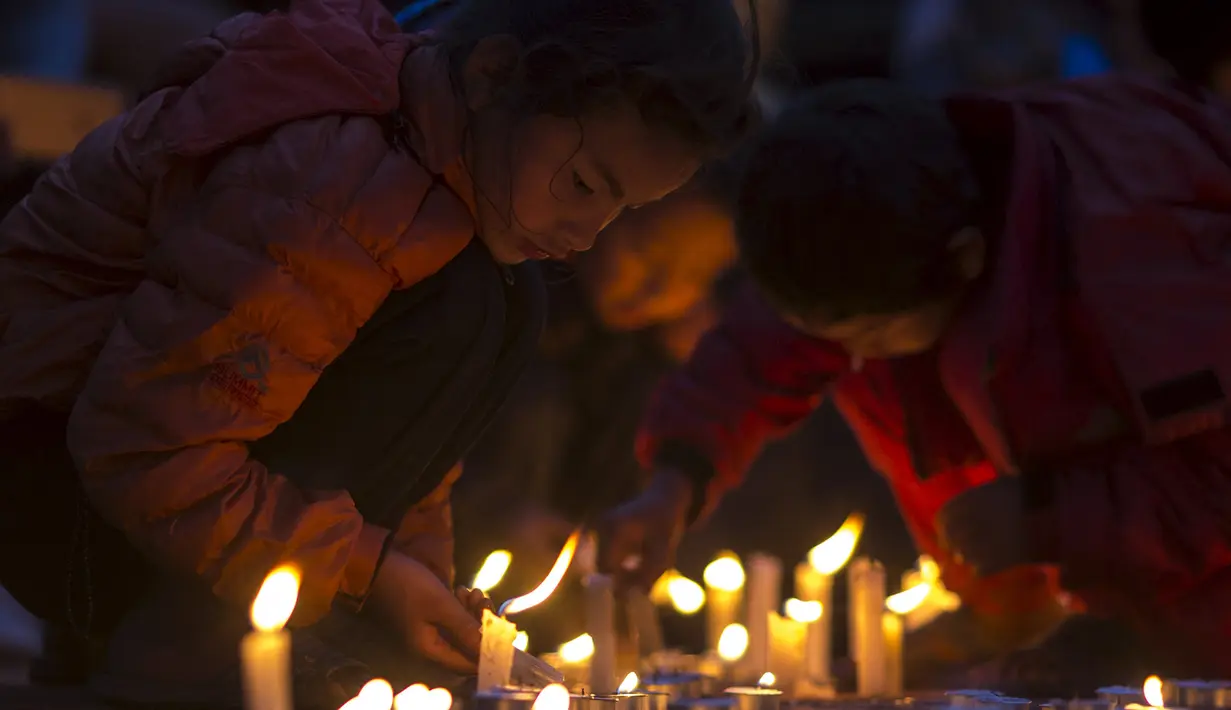 Sejumlah anak ikut ambil bagian dalam upacara untuk menghormati para korban gempa Nepal di Boudha Stupa, Kathmandu, Nepal, (7/5/2015). Gempa berkekuatan 7,8 yang meluluhlantakkan Nepal pada 25 April 2015 lalu. (REUTERS/Athit Perawongmetha)