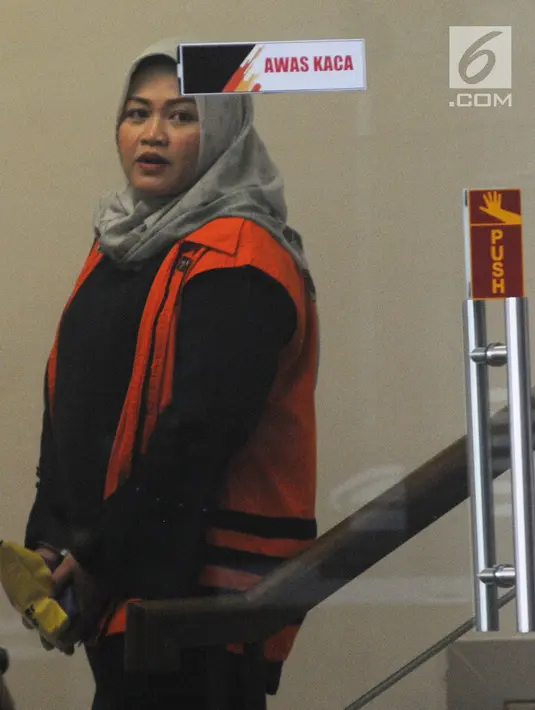 Bupati nonaktif Bekasi Neneng Hasanah Yasin usai menjalani pemeriksaan lanjutan di Gedung KPK, Jakarta, Jumat (8/2). Neneng diperiksa dalam kapasitasnya sebagai tersangka tekait kasus dugaan suap izin proyek pembangunan Meikarta. (Merdeka.com/Dwi Narwoko)