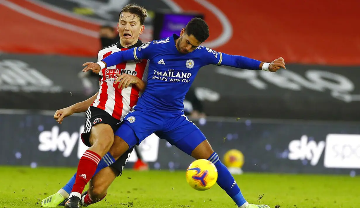 Pemain Leicester City, Ayoze Perez, berebut bola dengan pemain Sheffield United, Sander Berge, pada laga Liga Inggris di Stadion Brammall Lane, Minggu (6/12/2020). Leicester City menang dengan skor 2-1. (Jason Cairnduff, Pool via AP)