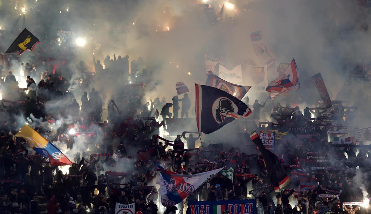 Aksi Suporter Bologna memberikan dukungan kepada timnya saat melawan AC Milan pada lanjutan Serie A di Stadio Renato Dell'Ara, Bologna,  (8/5/2/2017).  MIlan mengan 1-0.  (AFP/Giuseppe Cacace)