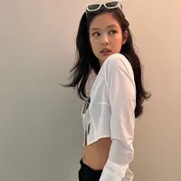 Bukan hanya di dunia masuk, Jennie BLACKPINK juga terkenal akan selera fashionnya yang bagus. Bahkan apa yang dikenakan langsung soldout. Salah satu gayanya, ia sering mengenakan crop top. Berikut penampilannya. (@jennierubyjane)