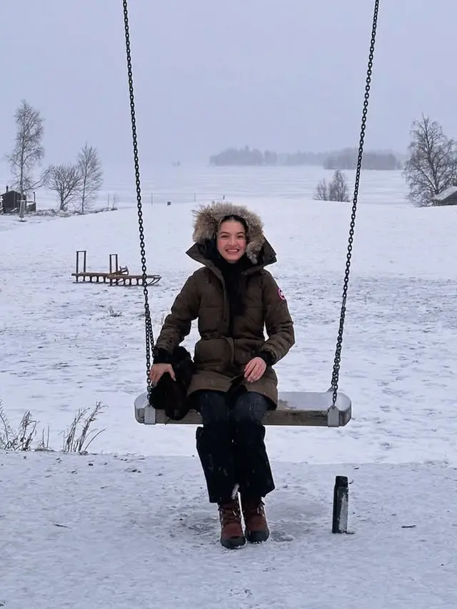 Gaya Publik Figur Menikmati Liburan Akhir Tahun di Negara Bersalju.