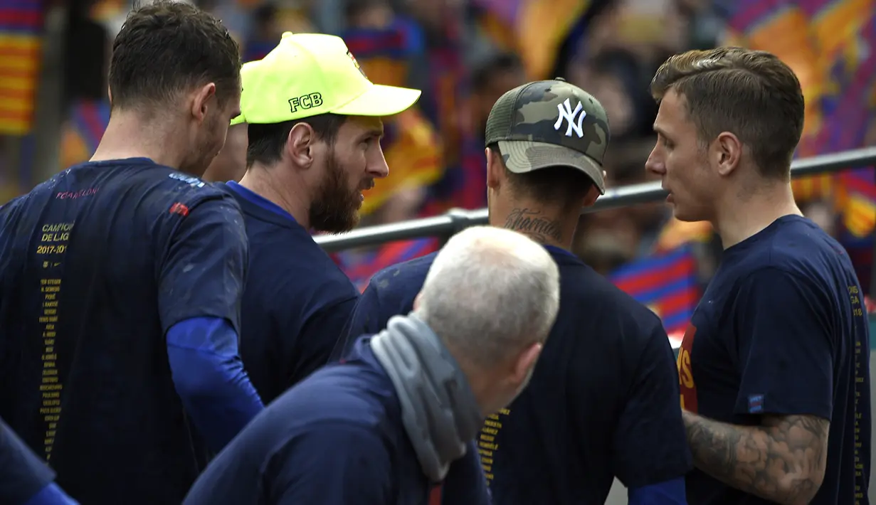 Pemain Barcelona, Lionel Messi (tengah) saat mengikuti parade juara di Barcelona, (30/4/2018). Gelar La Liga 2017-2018 meruapakan yang ke-25 bagi tim Catalan tersebut. (AFP/Lluis Gene)