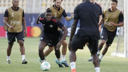 Gelandang Manchester United, Paul Pogba, menggiring bola saat mengikuti sesi latihan jelang laga Piala Super Eropa di Stadion Philip II, Skpje, Senin (7/8/2017). Manchester United akan bertanding melawan Real Madrid. (AP/Boris Grdanoski)