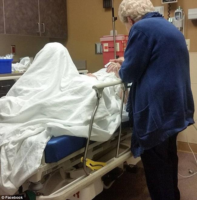 Nenek Dolores ketika masih kuat berdiri dan menemani kakek Trent yang sakit | Photo: Copyright asiantown.net
