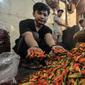 Pedagang menunjukkan cabai rawit yang dijual di Pasar Induk Kramat Jati, Jakarta Timur, Kamis (2/6/2022). Dalam tiga hari terakhir, pedagang di Pasar Induk Kramat Jati mengungkapkan harga cabai mengalami kenaikan dengan selisih Rp 5.000 - Rp 10.000 per kilogram. (merdeka.com/Iqbal S Nugroho)
