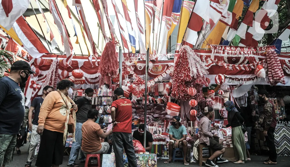 Pengunjung memilih pernak-pernik Hari Kemerdekaan di Pasar Jatinegara, Jakarta, Minggu (2/8/2020). Menjelang perayaan HUT ke-75 Republik Indonesia, Pasar Jatinegara mulai dipadati warga yang ingin mencari beragam pernak-pernik hiasan kemerdekaan. (merdeka.com/Iqbal Nugroho)