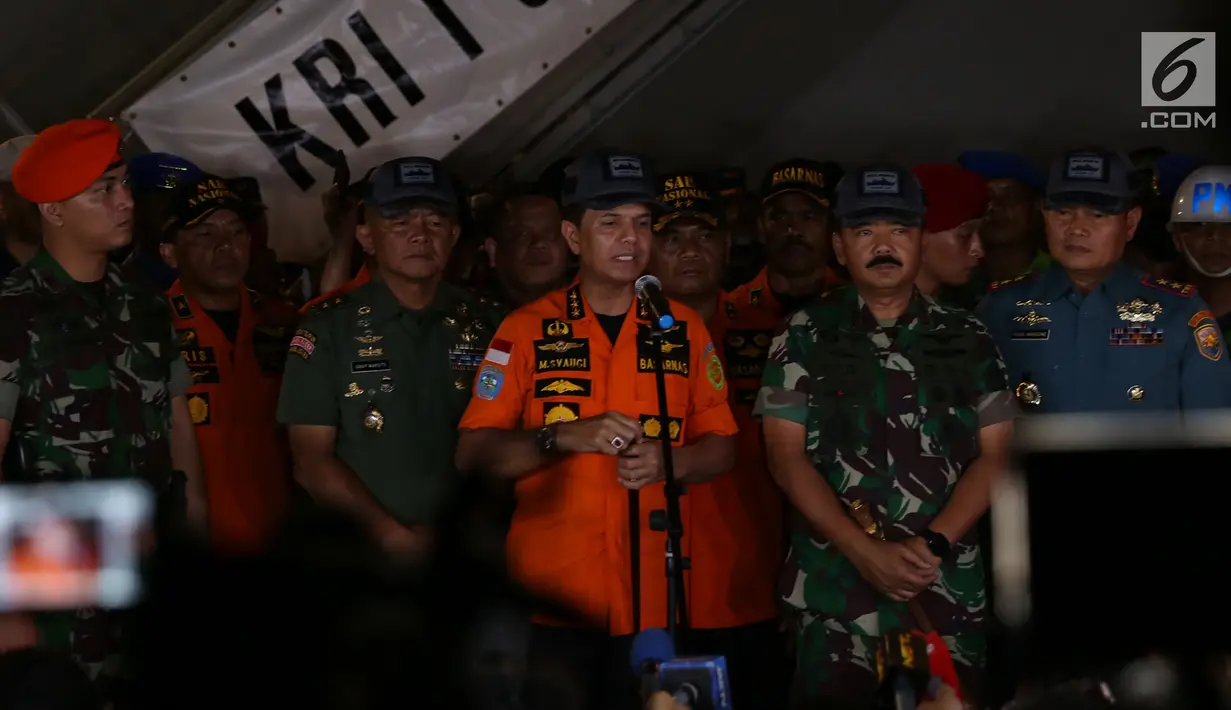 Kabasarnas Marsekal Madya M Syaugi bersama Panglima TNI Marsekal Hadi Tjahjanto memberi keterangan pers terkait perkembangan pencarian Lion Air JT 610 di Pelabuhan JICT 2 Tanjung Priok, Jakarta, Rabu (31/10). (Merdeka.com/Imam Buhori)