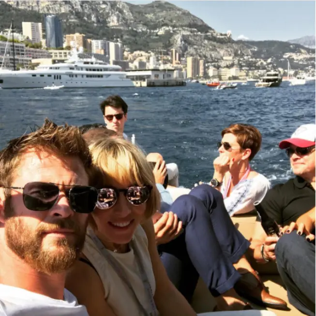 Keluarga Chris Hemsworth dan keluarga Matt Damon. (Instagram - @chrishemsworth)