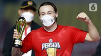 Pemain Persija Jakarta, Marc Klok, mendapat penghargaan sebagai pemain terbaik Piala Menpora 2021 di Stadion Manahan, Solo, Minggu (25/4/2021). (Bola.com/M Iqbal Ichsan)