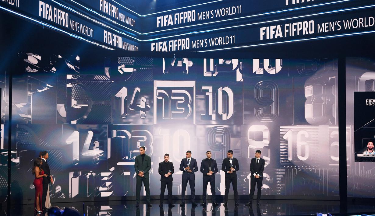 Lionel Messi bersama Virgil van Dijk, Kylian Mbappe, Achraf Hakimi, dan Casemiro menerima trofi penghargaan dari FIFA di Paris, Selasa (28/2/2023). (AFP/Franck Fife)