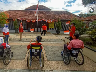 Penyandang disabilitas dari Komunitas Roemah Difabel Semarang melakukan upacara bendera HUT ke-75 RI di Halaman Sobokarti Semarang, Senin (17/8/2020). Upacara ini sebagai salah satu bukti rasa berbangsa dan cinta tanah air serta ungkapan dalam menghargai jasa para pahlawan. (Liputan6.com/Gholib)