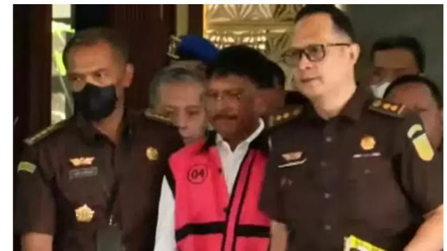 Menkominfo Johnny G. Plate ditetapkan sebagai tersangka kasus dugaan korupsi BTS 4G BAKTI Kominfo oleh Kejagung