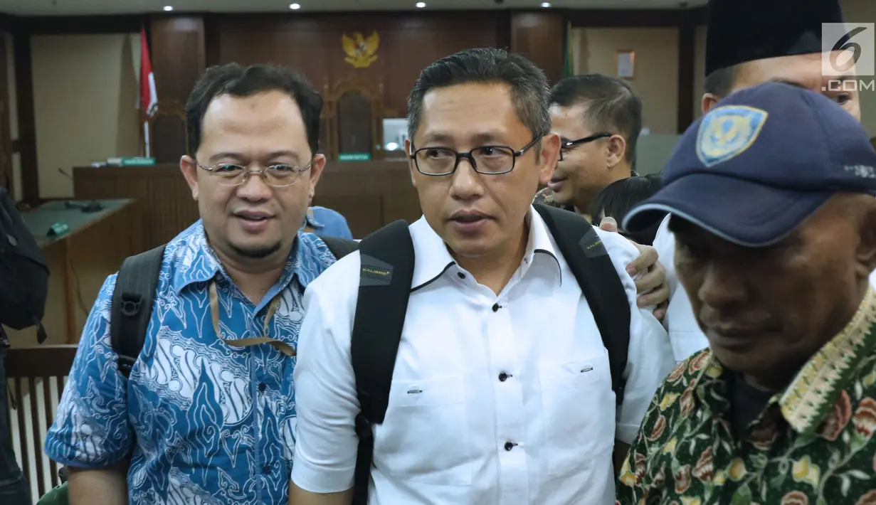 Mantan Ketum Partai Demokrat, Anas Urbaningrum bersama kerabatnya usai sidang lanjutan PK di Pengadilan Negeri Jakarta Pusat, Kamis (12/7). Anas mengajukan PK atas putusan kasus korupsi Pembangunan P3SON Hambalang. (Liputan6.com/Helmi Fithriansyah)